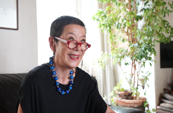 鳥取絹子(とっとり・きぬこ)フランス語翻訳家、ジャーナリスト。お茶の水女子大学卒業。訳書に『フランス人は子どもにふりまわされない』(CEメディアハウス)、『帝国の最期の日々』(原書房)、『私はガス室の「特殊任務」をしていた』、『理不尽な国ニッポン』(すべて河出書房新社)など多数。
