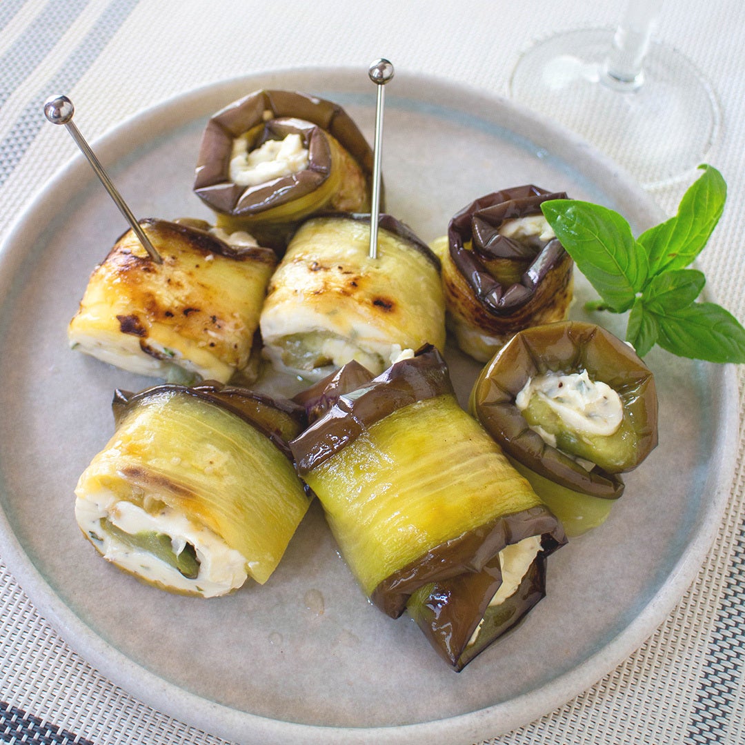 【なすを焼いて巻くだけ】フライパンひとつでパパッと作れる！ワインが進むデリ風おつまみ「焼きなすの白みそクリームチーズロール」