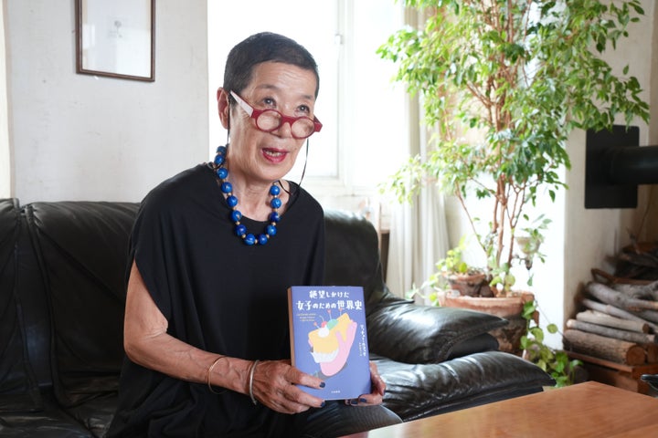 『絶望しかけた女子のための世界史』を手に取材に応じる鳥取絹子さん