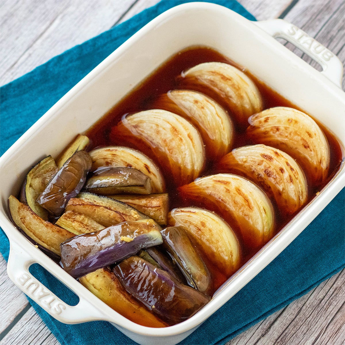 新玉ねぎとなすのおいしい食べ方、見つけてしまった。焼いて漬けるだけで冷蔵庫に常備したい副菜になった