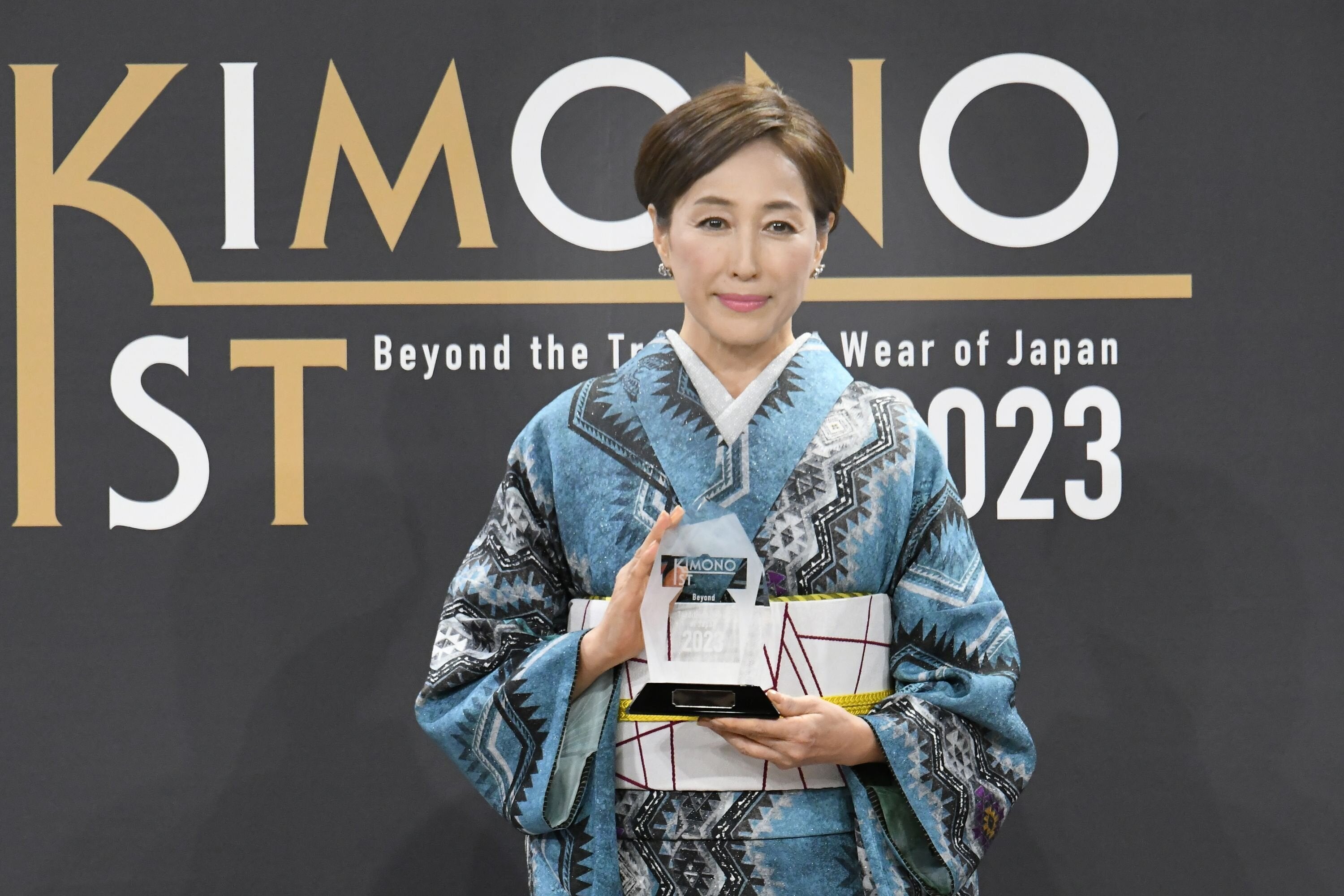 高島礼子、“愛猫”抱えたツーショットに反響⇨「礼子さんに似てますね」「そっくり親子ですね！」