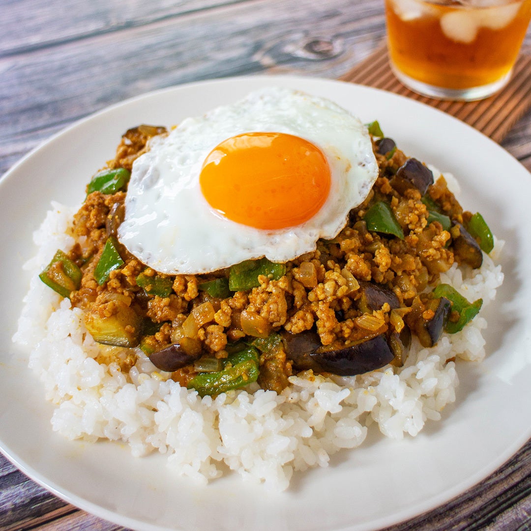 【暑い日に食べたい】おかわりが止まらない！見た目も味も大満足の「なすとピーマンのキーマカレー」