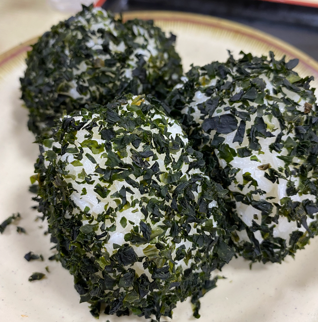 どんどんで人気のおむすび（わかめ）