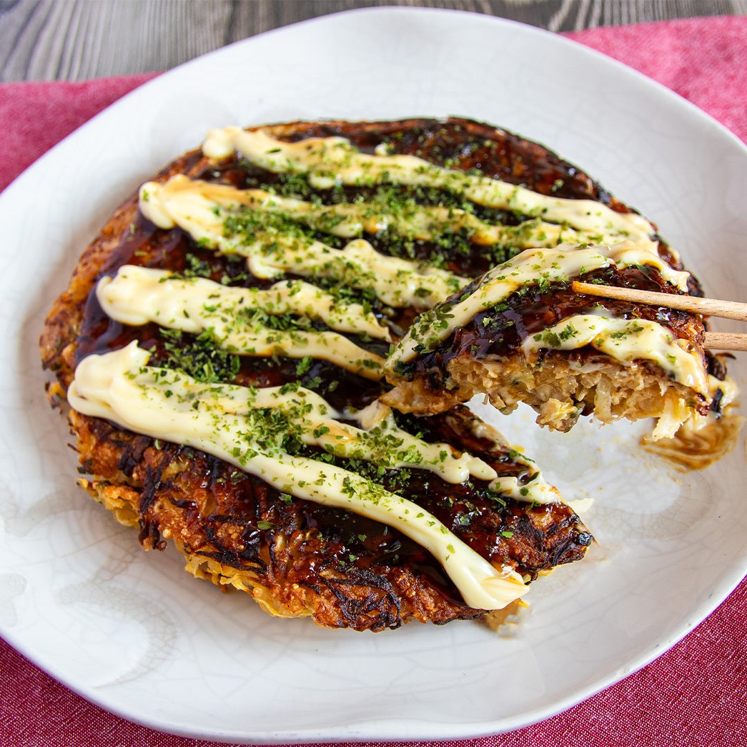 【お好み焼き、粉の代わりに冷凍チャーハン！？】キャベツと卵を混ぜて焼くだけ！家族に大好評だった簡単ア
