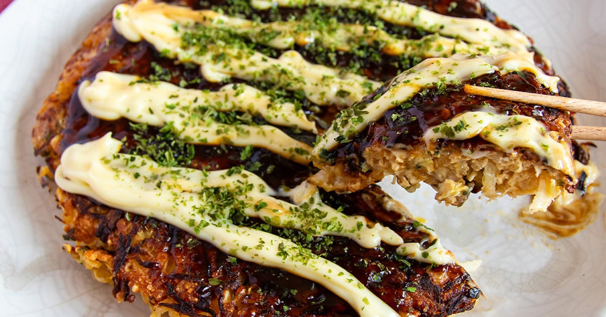 【お好み焼き、粉の代わりに冷凍チャーハン！？】キャベツと卵を混ぜて焼くだけ！家族に大好評だった簡単アレンジ