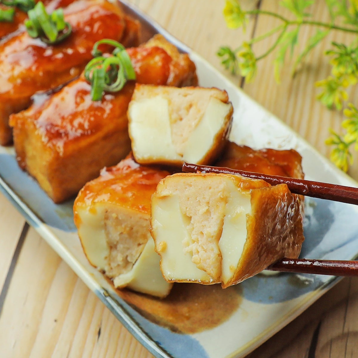【厚揚げに詰めて焼くだけ】「これ考えた人天才」「面倒な肉だね作り不要」超時短で作れる厚揚げのおかずレシピ