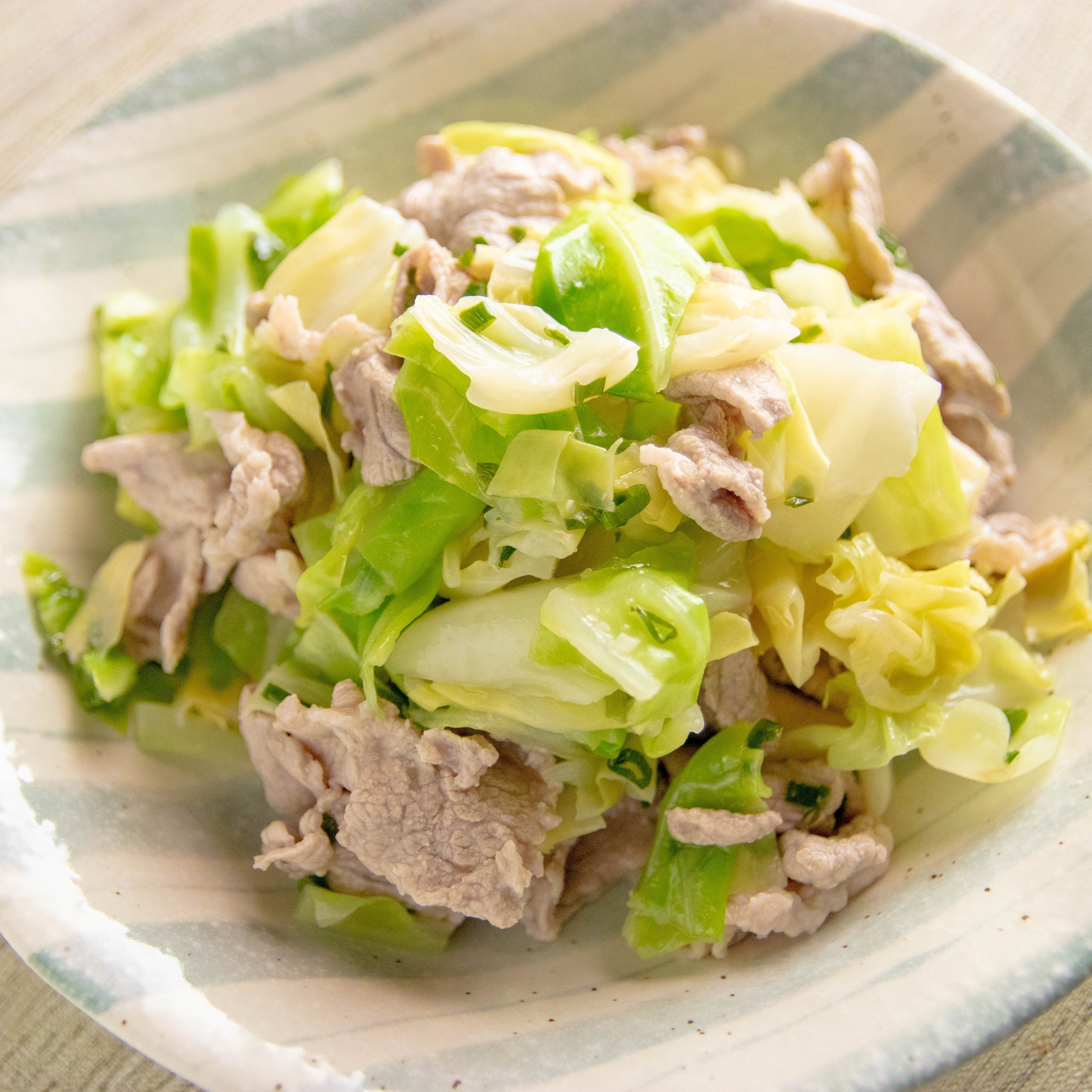 【キャベツ1/4玉使える】ゆでて和えるだけ！豚肉とレモンのさっぱりサラダ