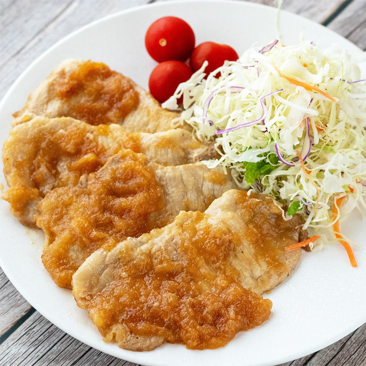 豚の生姜焼きには新玉ねぎをすりおろして入れて！たれがとろとろになってご飯が止まらなくなります。