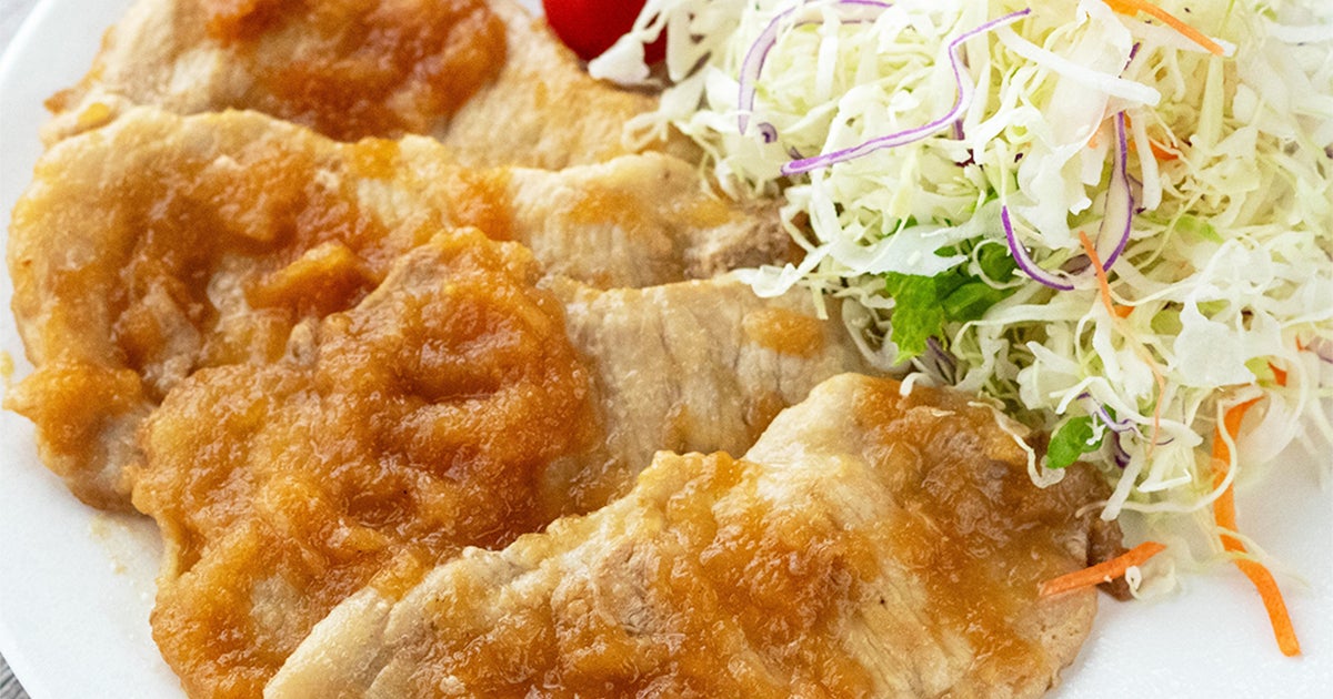 豚の生姜焼きには新玉ねぎをすりおろして入れて！たれがとろとろになってご飯が止まらなくなります。