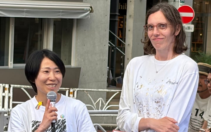 人生を共にして18年目のカップル。まちさん(左)は日本、テレサさんはアメリカ出身。テレサさんが出産し、家族3人+犬1匹で京都で暮らしている。「結婚の自由をすべての人に」関西訴訟原告