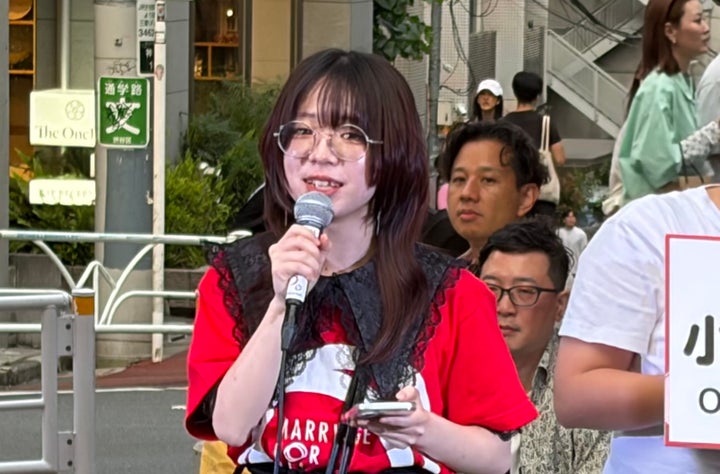大学1年生19歳。高校生の時に討論会で、高市首相に結婚の平等について質問した。高市首相は「私は基本的には同性婚には反対の立場だ」と答えた。この質問は報道されるなど、話題となった。