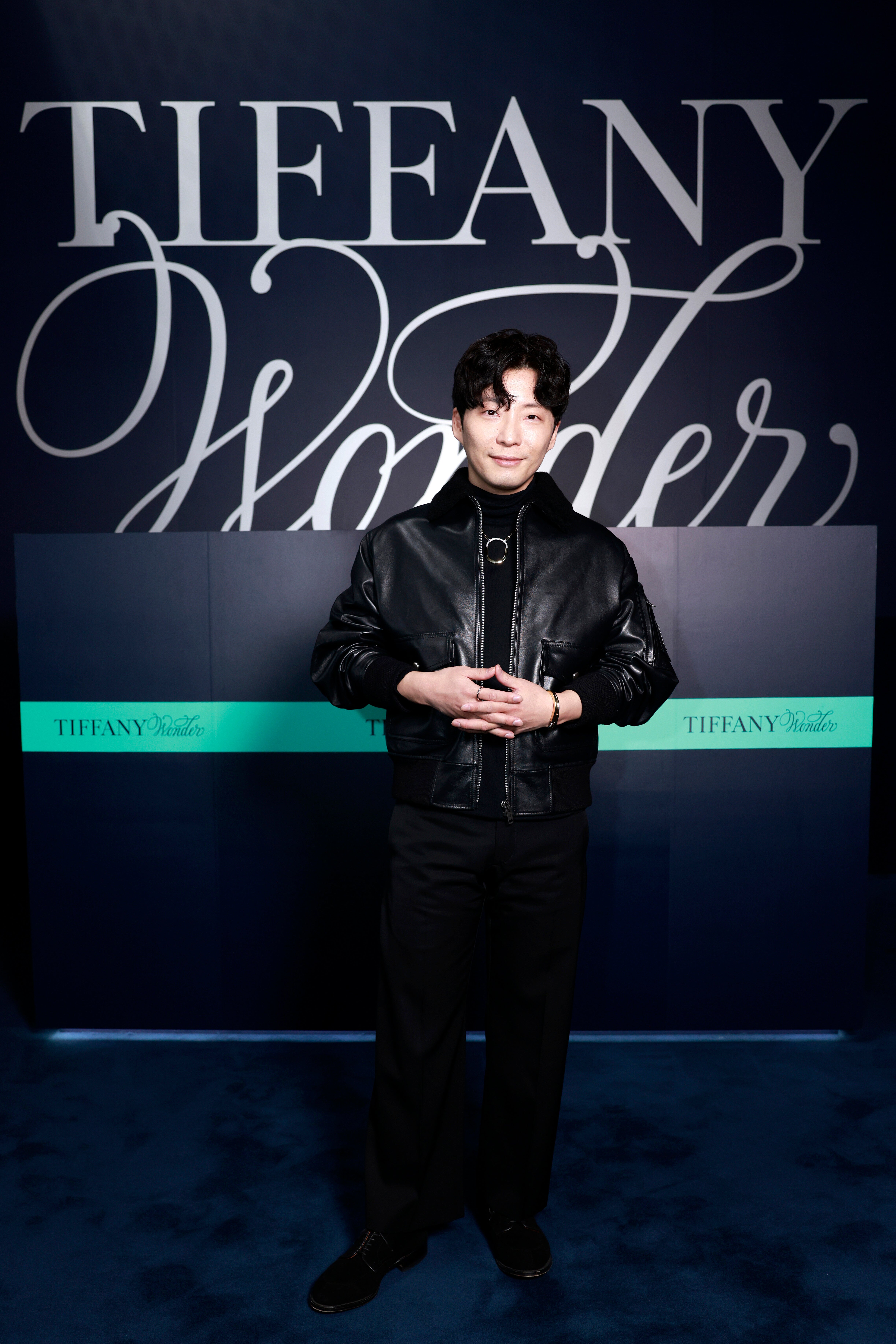 「ビックリ」「似合いすぎ」星野源の新たな髪色に反響。韓国アーティストとの2ショットも話題