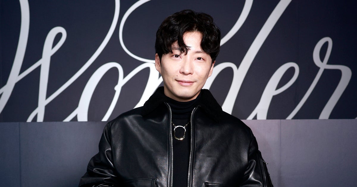 「ビックリ」「似合いすぎ」星野源の新たな髪色に反響。韓国アーティストとの2ショットも話題