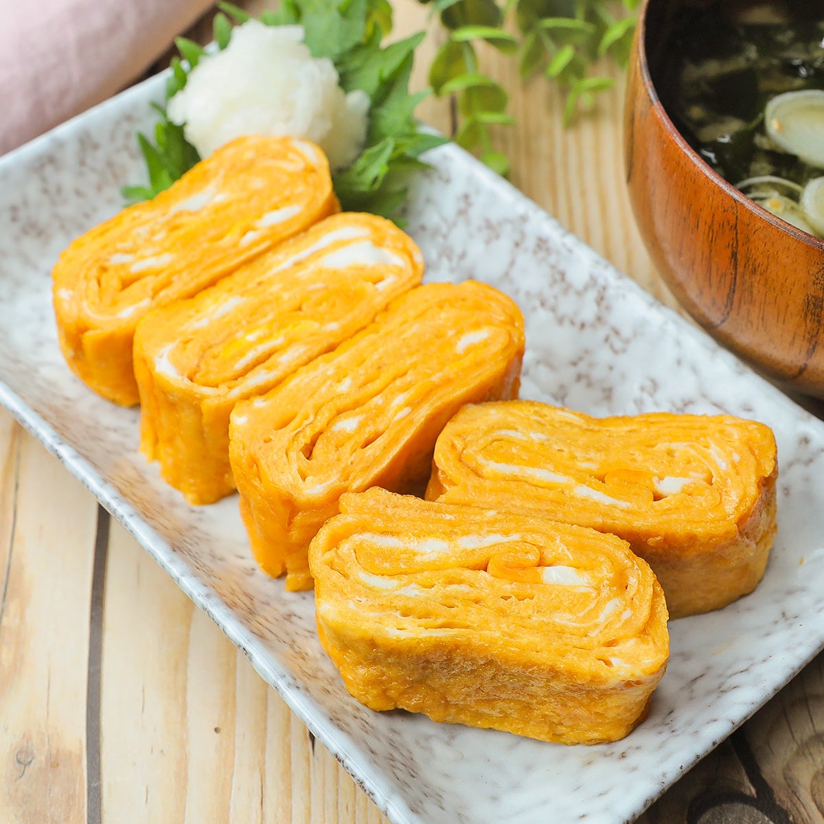 【お願いだから卵焼きにあの調味料入れて】「冷めてもふわふわ」「一瞬で料亭の味」毎朝食べたい卵焼きレシピ