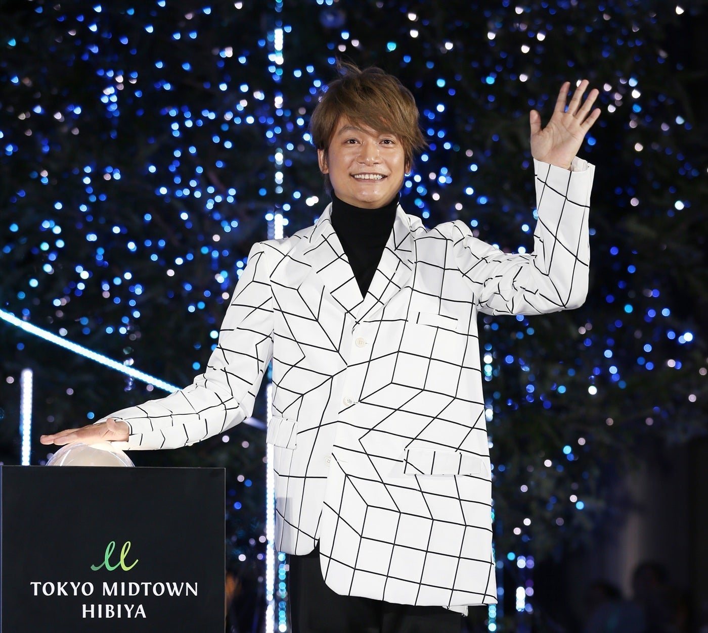 香取慎吾、襟足スッキリの“ビフォーアフター自撮り“が話題⇨「短髪おかえりなさい」「めちゃくちゃ短くなってる」