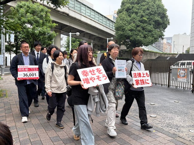要請書などを提出するため最高裁判所へ向かう、結婚の自由をすべての人に訴訟の原告や弁護団、支援者ら（2026年6月8日）