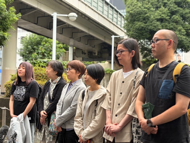 要請行動の後に、記者団の取材に答える原告（2026年6月8日）