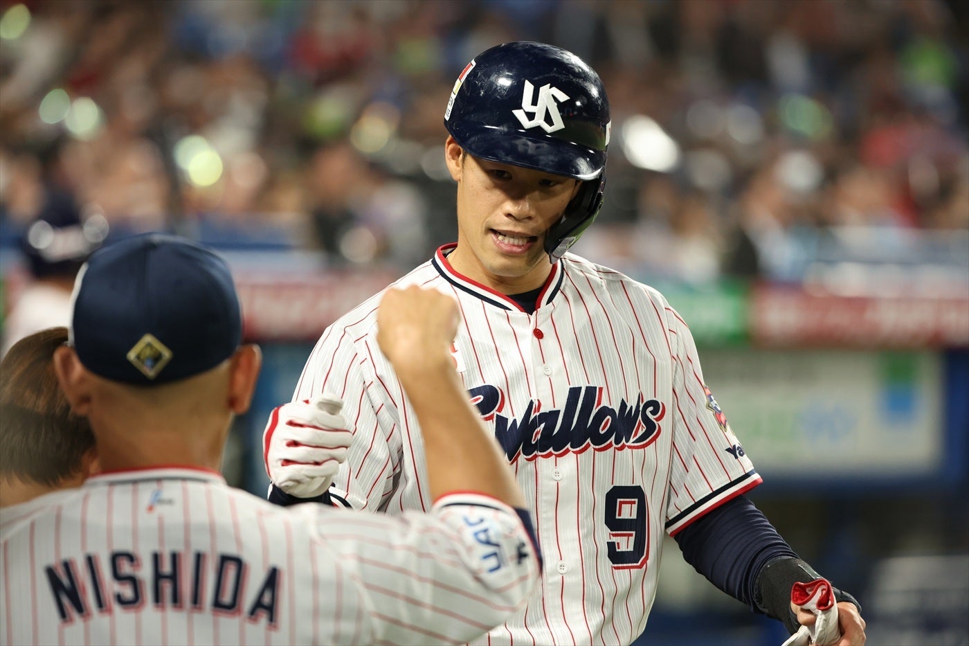 ヤクルト塩見泰隆、「似ている」と話題のサッカー元日本代表DFと対面⇨「そっくり」「本当に兄弟」とネット驚き