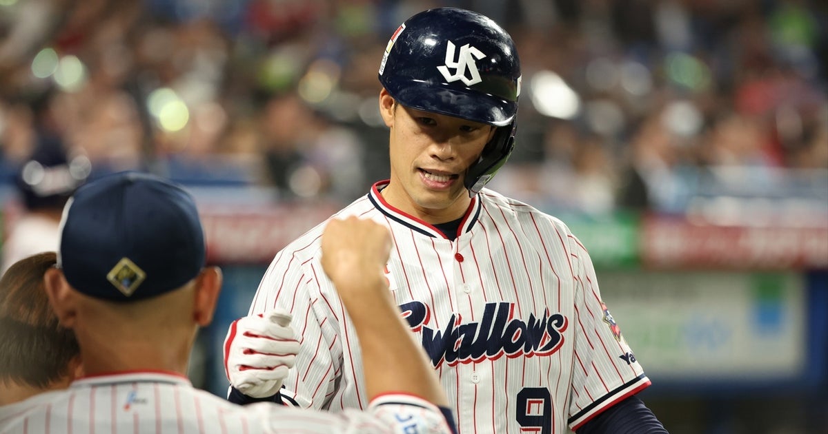 ヤクルト塩見泰隆、「似ている」と話題のサッカー元日本代表DFと対面⇨「そっくり」「本当に兄弟」とネット驚き