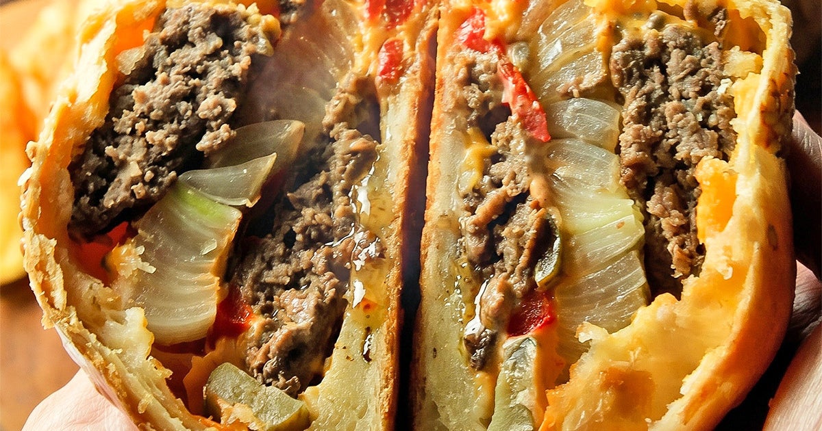 【もう普通のバーガーに戻れない】挟まずに「包んで」焼いちゃう、サクサク「ハンバーガーパイ」