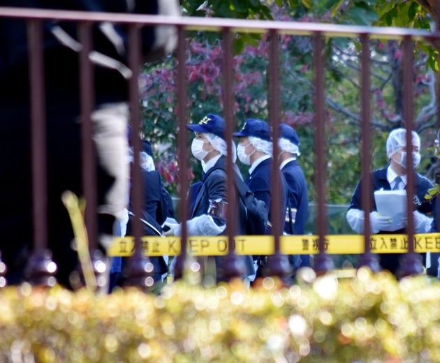 嬰児の遺体が発見された公園を調べる捜査員ら（2019年11月8日午後、東京都港区）