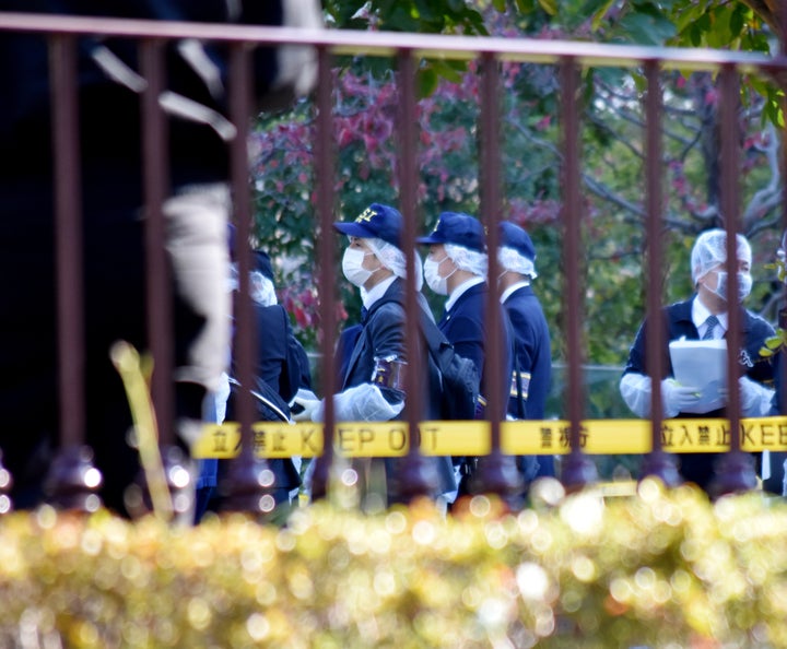 嬰児の遺体が発見された公園を調べる捜査員ら(2019年11月8日午後、東京都港区)