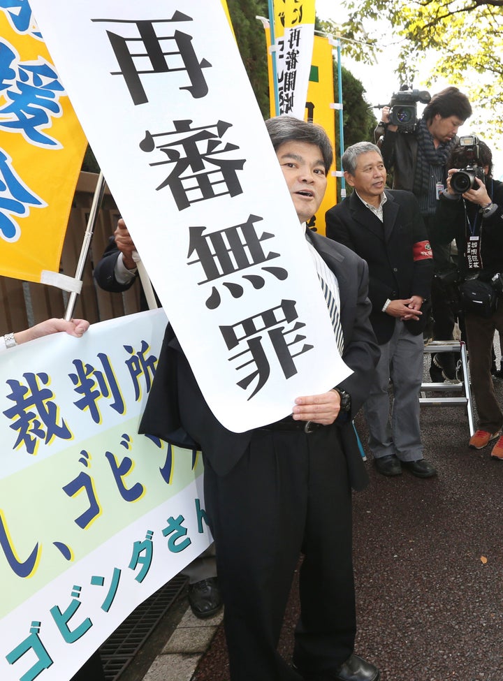 東電OL殺人事件の再審判決後に掲げられた垂れ幕(2012年11月7日、東京・霞が関)