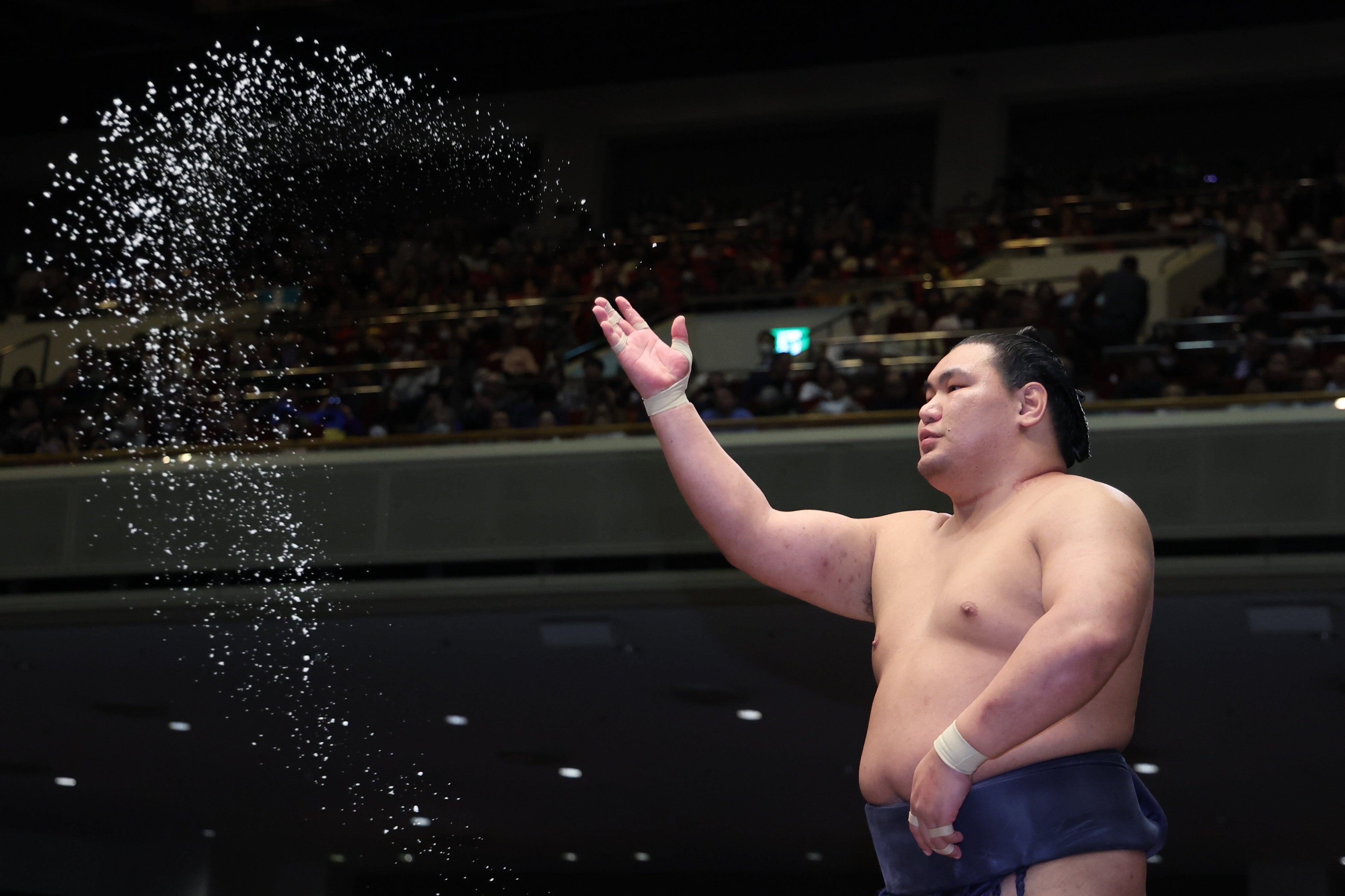大相撲パリ公演、“高級ゲランドの塩200kg”が塩まきに⇨「贅沢すぎる」「土俵が美味しくなっちゃう」の声