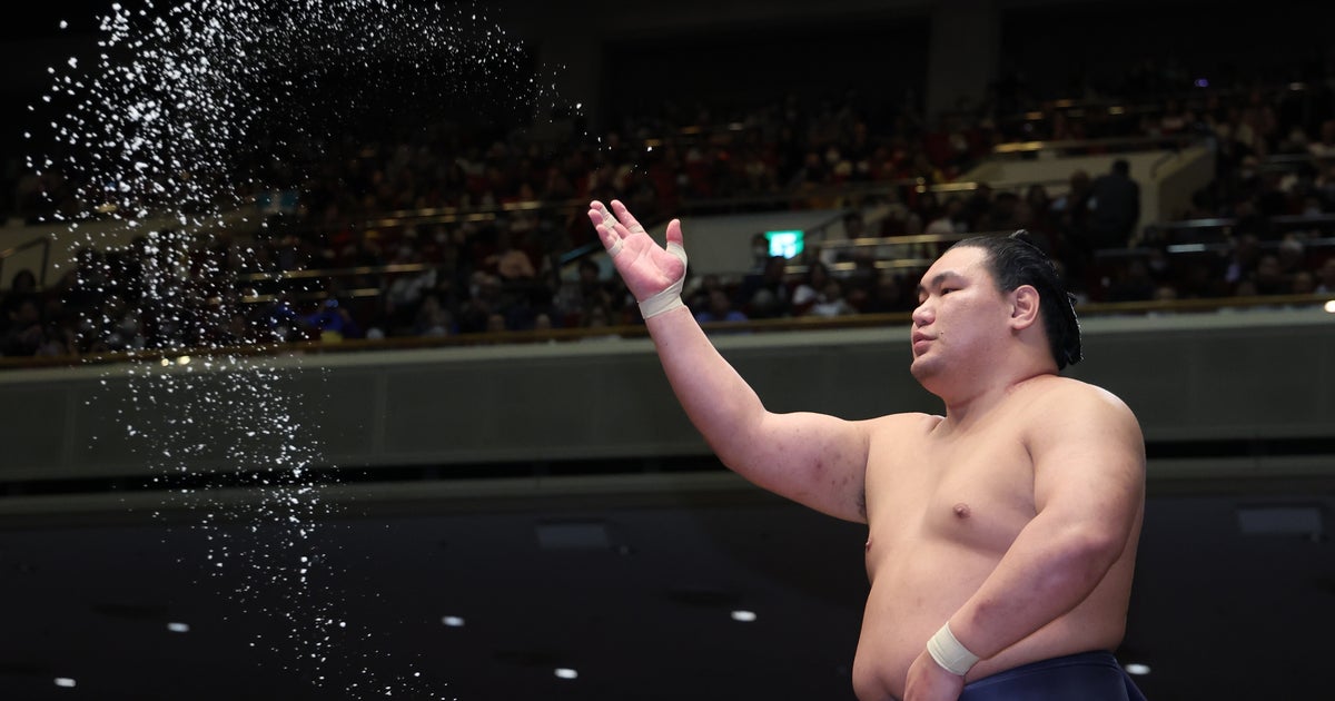 大相撲パリ公演、“高級ゲランドの塩200kg”が塩まきに⇨「贅沢すぎる」「土俵が美味しくなっちゃう」の声