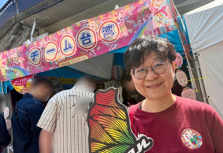 LGBTQ+の人たちの平等な婚姻の権利のための活動を行う「Taiwan Alliance to Promote Civil PartnershipRights（台灣伴侶權益推動聯盟）」の事務局長を務める簡さん。東京プライド2026に出展した「チーム台湾」のブースで話を聞いた（2026年6月6日）