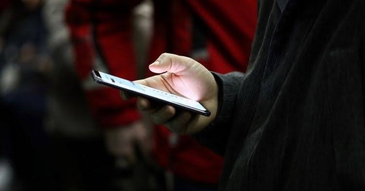 携帯で浮気チェック、違法になる可能性も　安全に証拠を押さえる方法は？