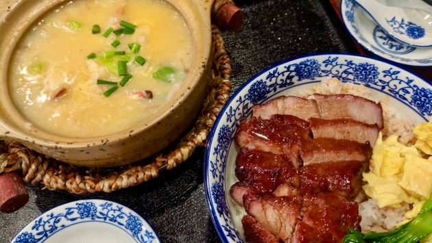「粤熹粥檔（ユキ セイコンジュク）」の海鮮粥と叉焼飯