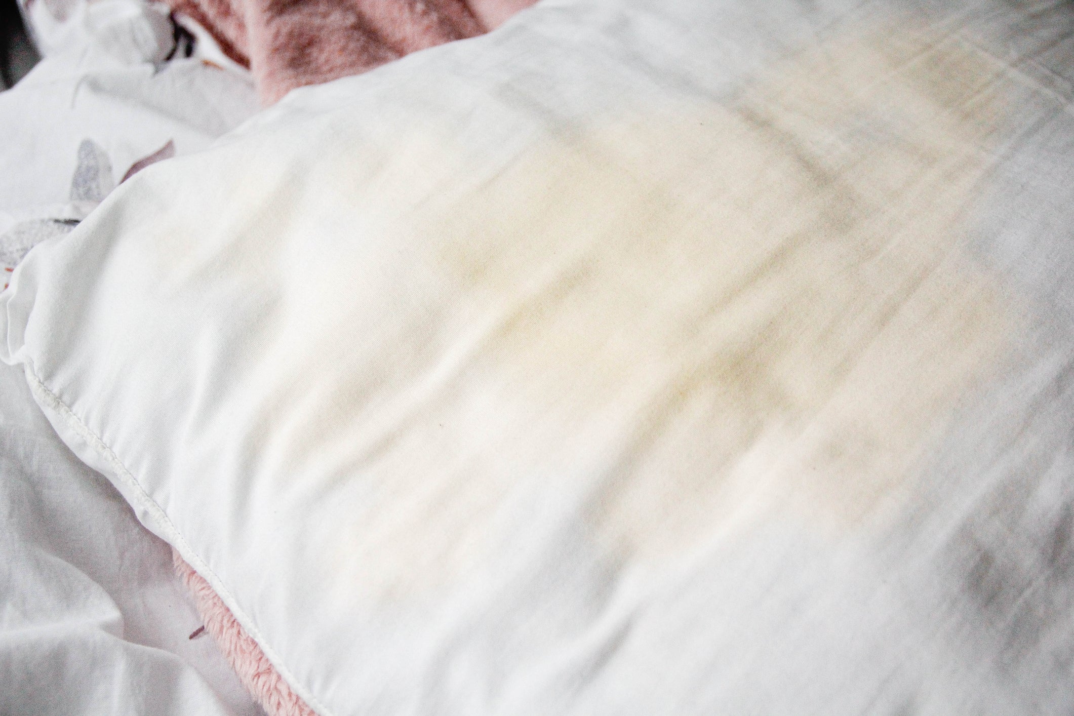 Two Cheap Household Staples Could Whiten Yellow Pillowcases