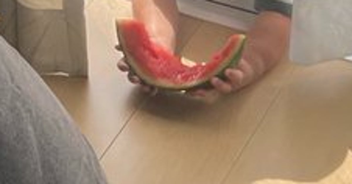 「僕が守ってあげるよ」弟が泣き出したら…スイカを食べていた3歳児の行動に「優しい…素敵です」