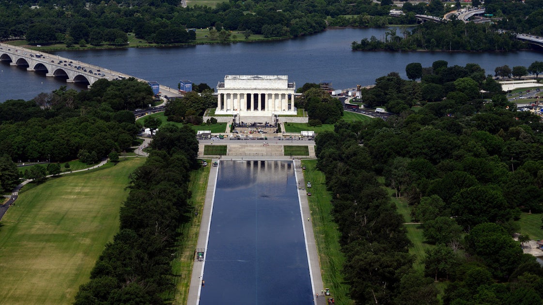 Trump's Massive Reflecting Pool Overhaul Already Has A Very Visible Problem