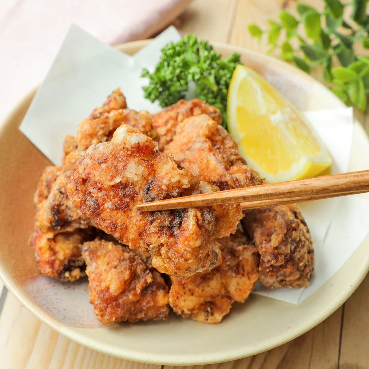 【安い鶏むね肉が高級もも肉に】ダマされたと思ってあの液体に漬けて！冷めてもしっとりの絶品唐揚げレシピ