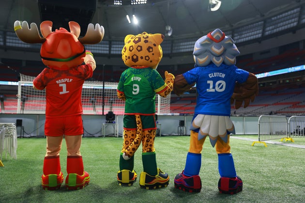 W杯の公式マスコットの後ろ姿。左から「メープル」「ザユ」「クラッチ」