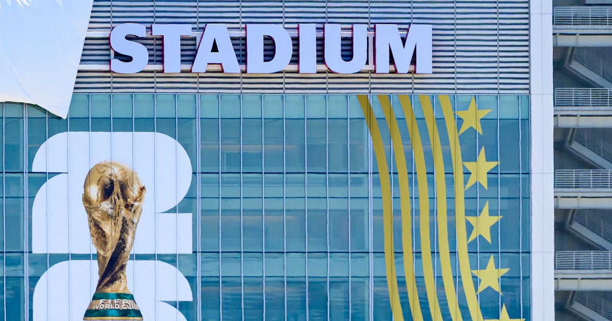 サッカーW杯スタジアムから企業名が“消される“⇒それでも残るリーバイス感に「ロゴの形が強い」の声