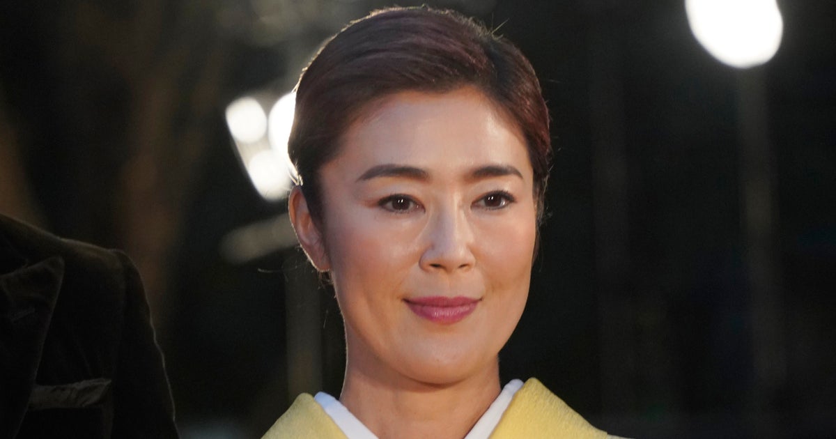 寺島しのぶ、エルメスの“4万円アイテム”でヘアアレンジ⇨「同じ使い方してる!」「同じ柄欲しくなる」と反響