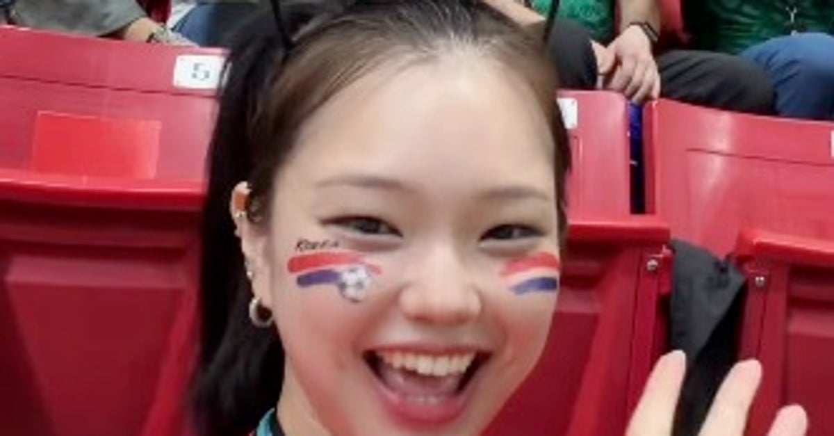 韓国サポーターに「つり目ポーズ」。人種差別行為をしたメキシコサポーターが批判され謝罪【W杯】