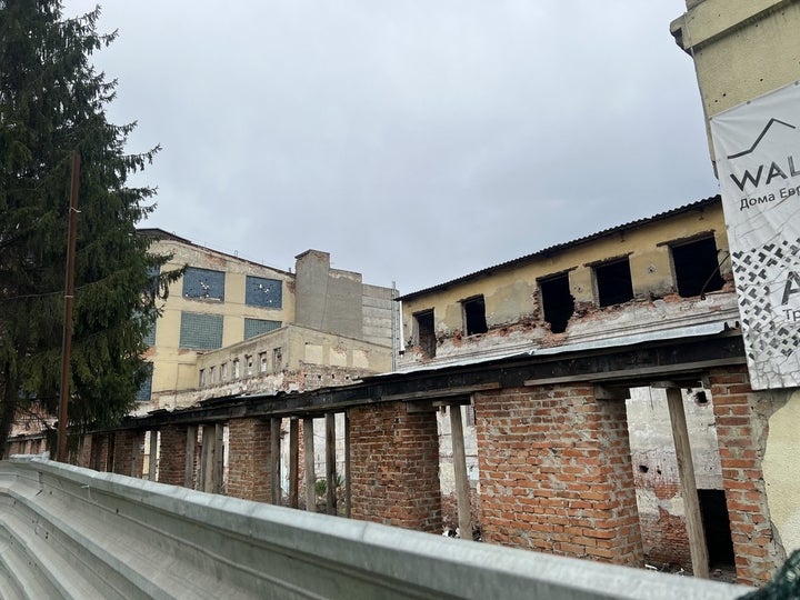 攻撃を受けた建物、宿泊先から歩いて10分ほどの場所だった