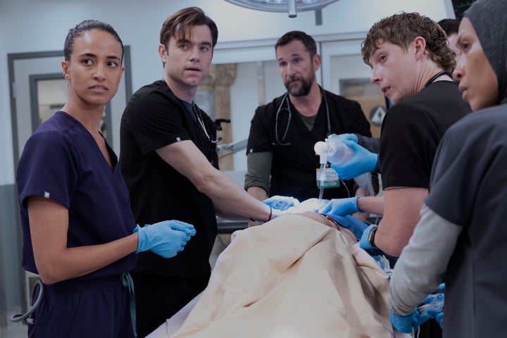 Alexandra Metz, Patrick Ball, Noah Wyle, Gerran Howell e Amielynn Abellera em "O Pitt."