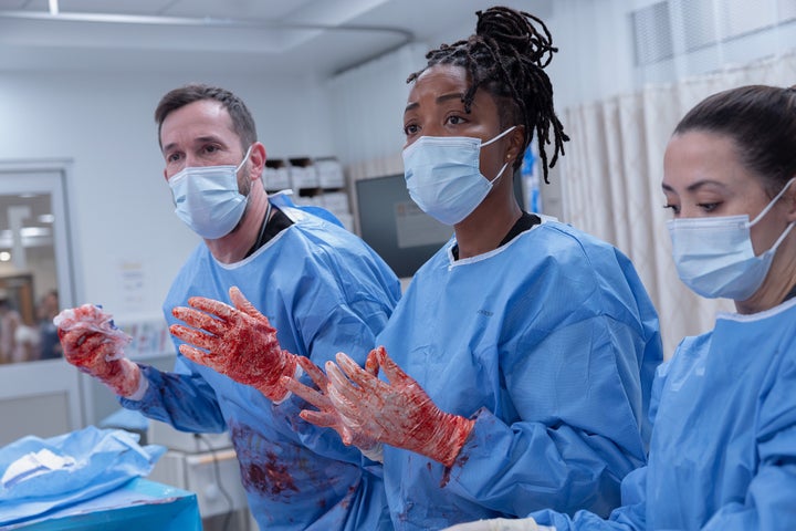 Noah Wyle, Ayesha Harris y Ambar Martinez en "El pozo."