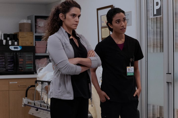 Sepideh Moafi e Supriya Ganesh em "O Pitt."