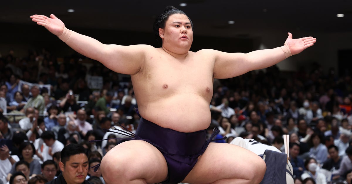 大相撲力士の足技が華麗すぎる⇒着物姿でサッカー「新たな二刀流」「いかにも運動神経良い」と反響