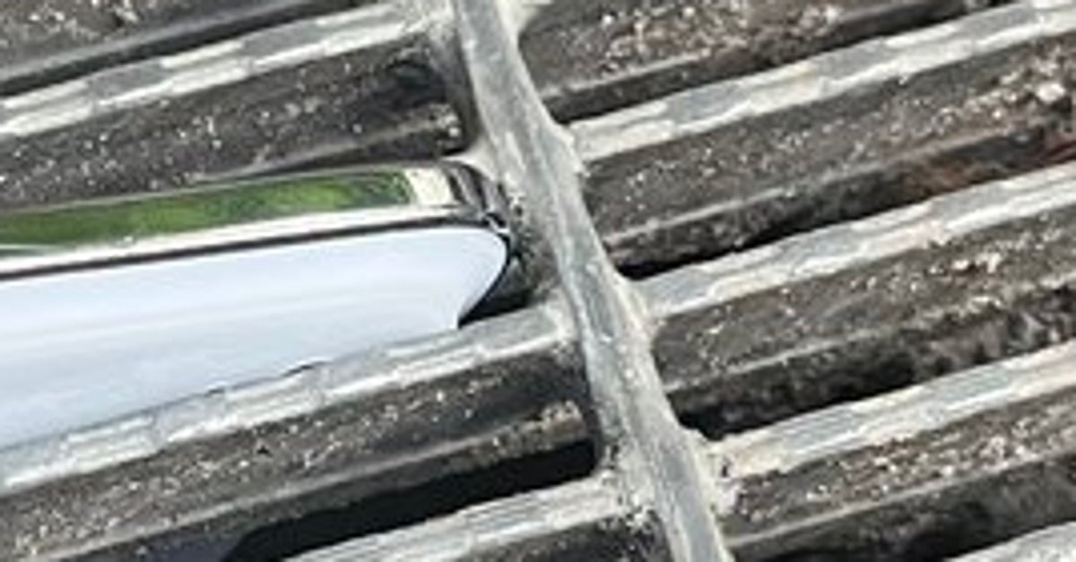 iPhoneが道路の側溝に...！ヒヤリの結末⇨普段は邪魔な部分は「このためにあったのか！」と大反響