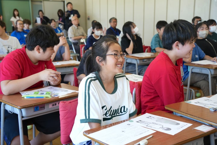 パイロット授業「心と体を守る教育」で学ぶ児童たち