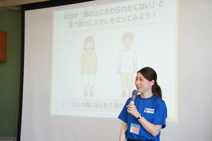 授業をするNPO法人「ピルコン」理事長の染矢明日香さん
