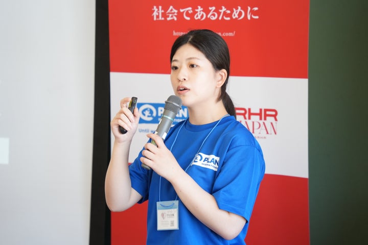 授業で話すNPO法人ピルコンのメンバー