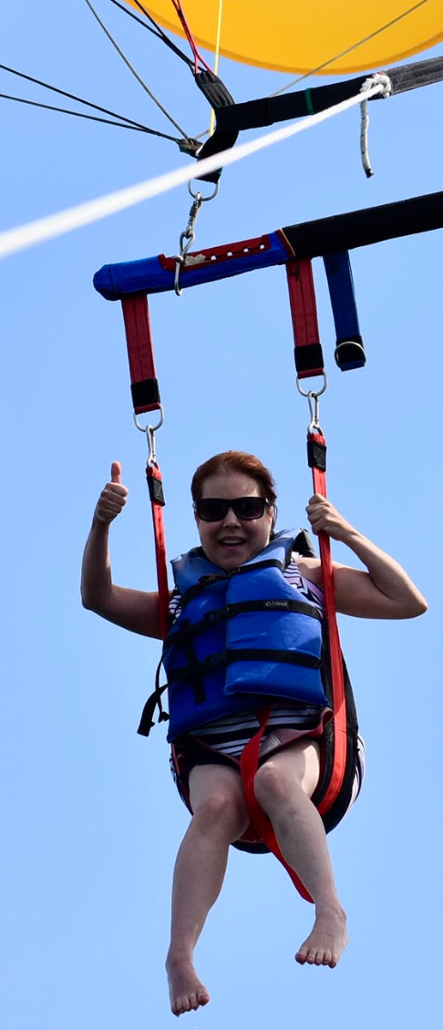 L'auteur fait du parachutisme à Key Largo Bay, en Floride, en 2018.